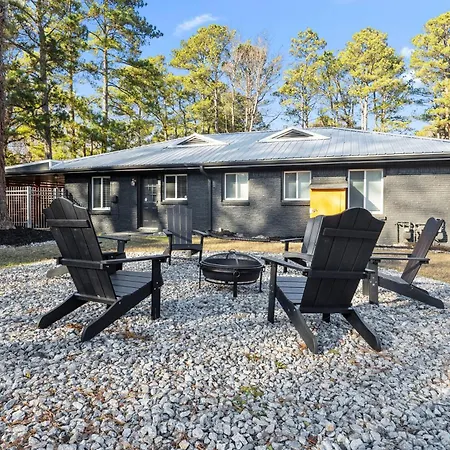 East Atlanta Retreat With 2 Homes Sleeps 16 And Pet Friendly